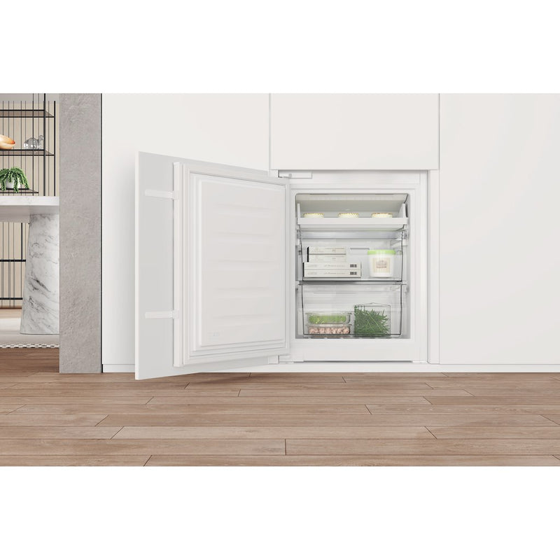 Whirlpool WHC20T322UK built in Fridge Freezer