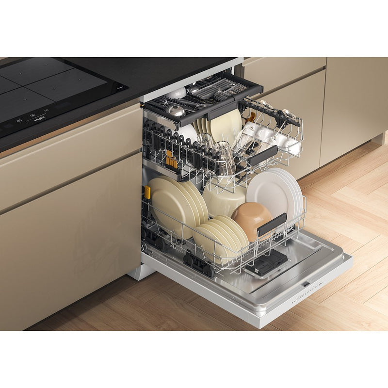 Whirlpool Dishwasher: in White - W7F HP33 UK