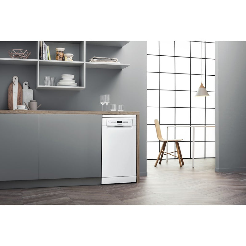Hotpoint HSFO 3T223 W UK N Dishwasher - White